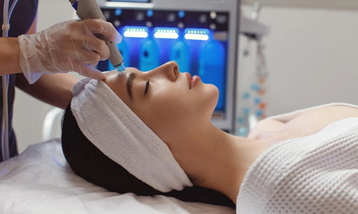HydraFacial-behandling av ansikt ved klinikken